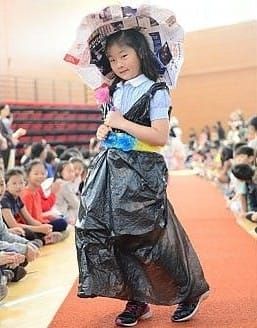 I bambini cinesi fanno la sfilata trashion