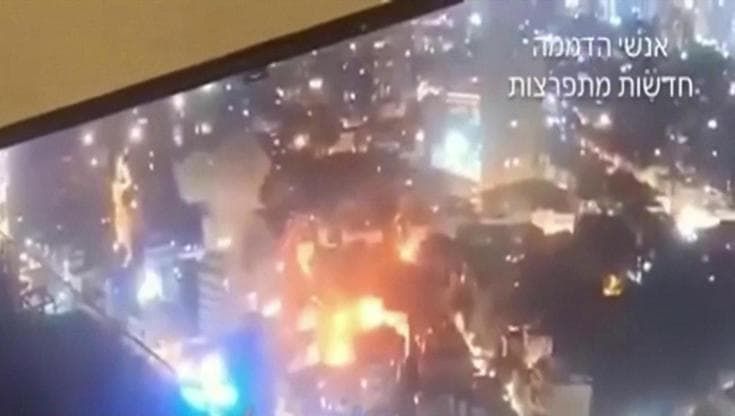 Israele, drone Houthi colpisce il centro di Tel Aviv: il momento dell'esplosione