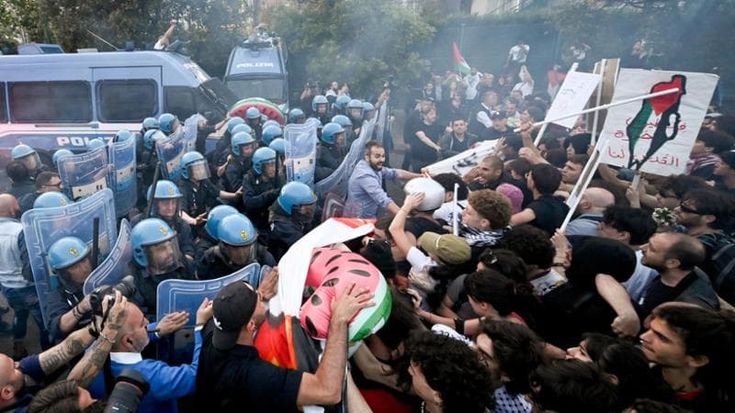 Corteo per la Palestina a Napoli, tensione in piazza della Repubblica