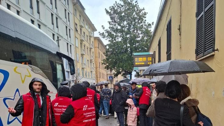Umarell, navette vip, ritardi epocali. E il traffico regge. Racconto del giorno X del Ponte al Pino