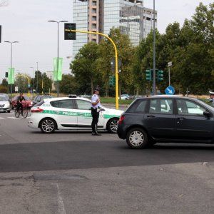 Milano, schianto in moto per 2 poliziotti: muore 27enne, grave il collega. Il questore: "Tragedia"