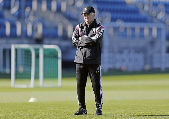 Calcio, Ancelotti e il suo staff: tra lavagne e cimeli