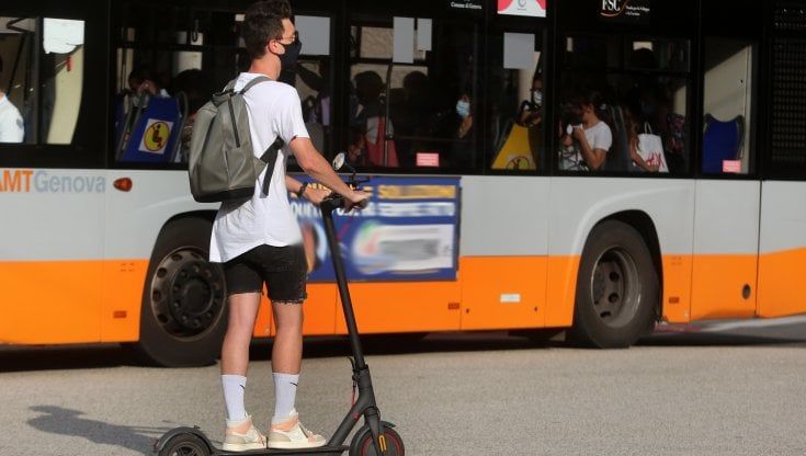 In due sul monopattino elettrico, a Bari quasi 300 multe: tantissimi minorenni tra i sanzionati