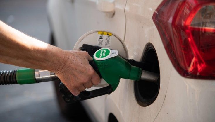 Benzina, prezzi di nuovo alle stelle: “Batosta per chi va al lavoro in auto”
