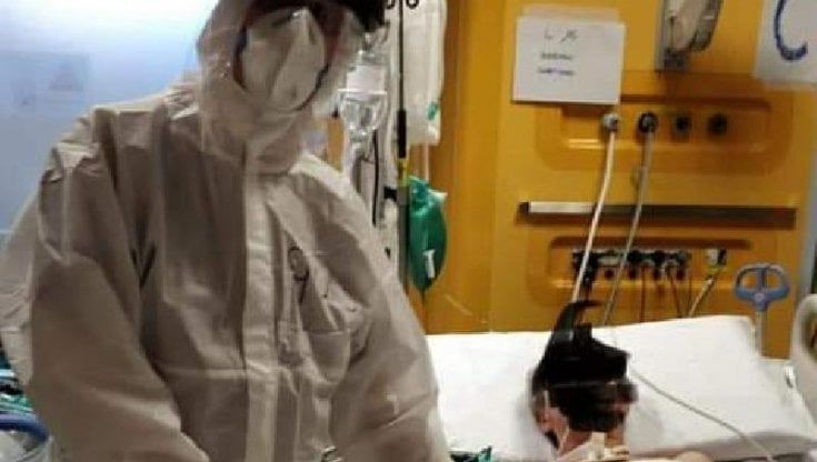 Selfie con i pazienti della terapia intensiva per il deputato leghista Gusmeroli: "Una visita del cuore"