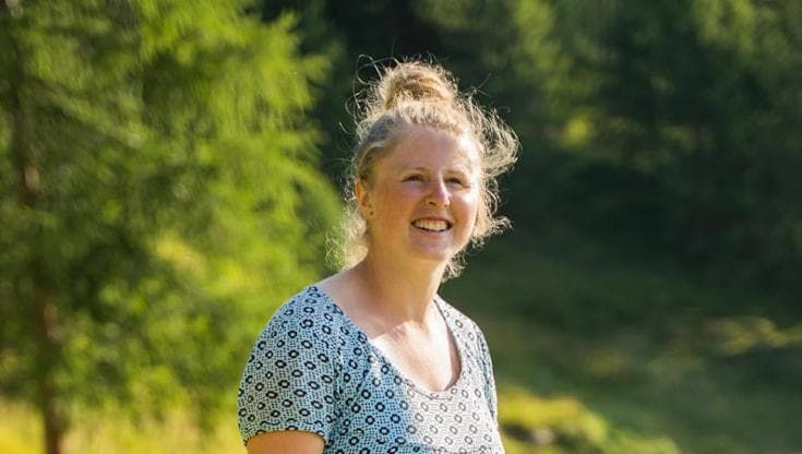 La montagna della pastora: Michaela Gruber, in alpeggio con il nonno a custodire la transumanza