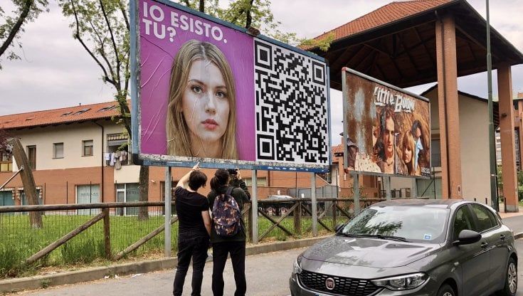 La ragazza social che non c'è: il murale che intriga i torinesi