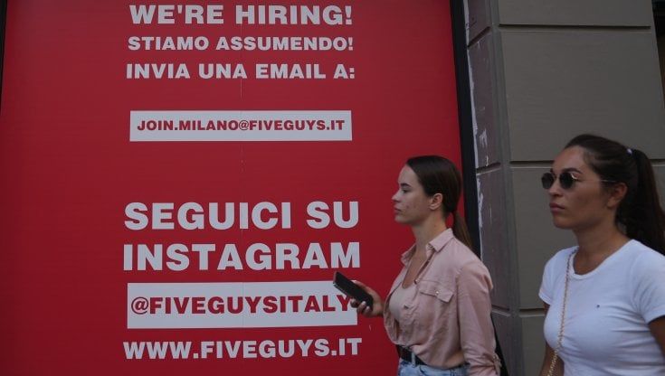 Lavoro a Milano, calano i nuovi contratti dalla ristorazione alla logistica: "La ripresa rallenta"