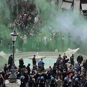Tifosi giallorossi in trasferta al "confino" nel Porto vecchio, pub chiusi e cani antiesplosivo