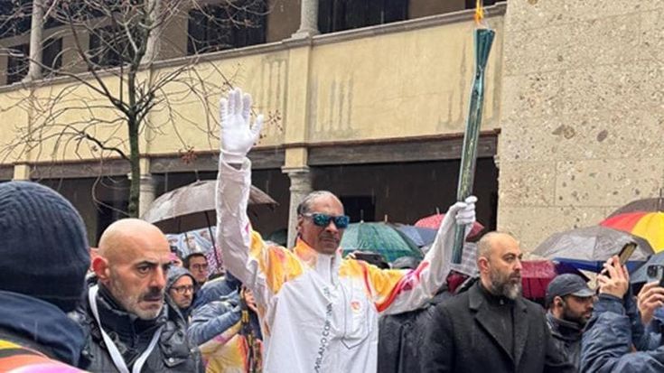 Il giorno della fiaccola a Milano, la festa nelle strade scortata da 100 agenti: tappe e tedofori