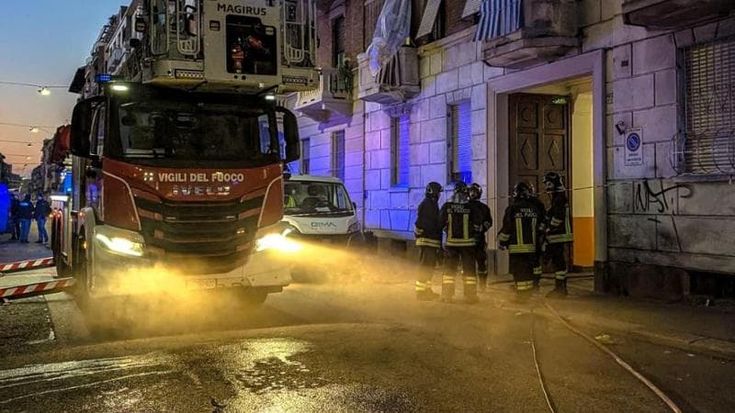 Incendio in un palazzo di via Leini: due ustionati, altri 12 in ospedale per le inalazioni