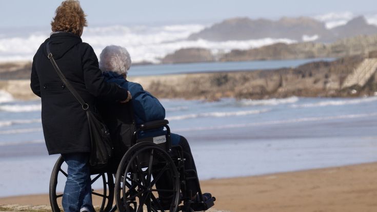 “Non lasciateci soli”, la fatica dei caregiver che lo Stato non vede