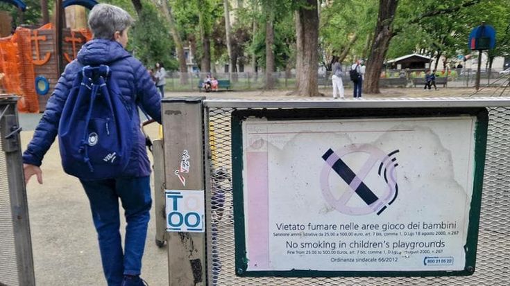 Milano smoke free, dal 2025 vietato fumare in strada a meno di dieci metri da altre persone