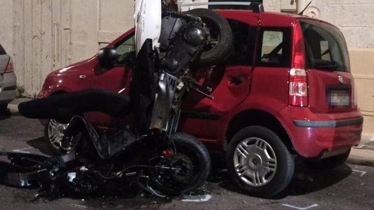 Con il maxiscooter si schianta contro un’auto parcheggiata a Carbonara: grave un motociclista