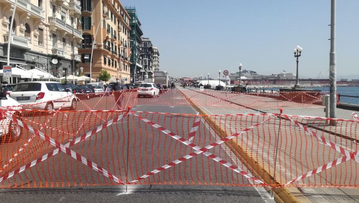 Napoli, recintato breve tratto di via Partenope: strada resta aperta al traffico