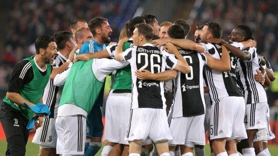 Bus scoperto per le vie di Torino, la Juve torna a fare festa in piazza