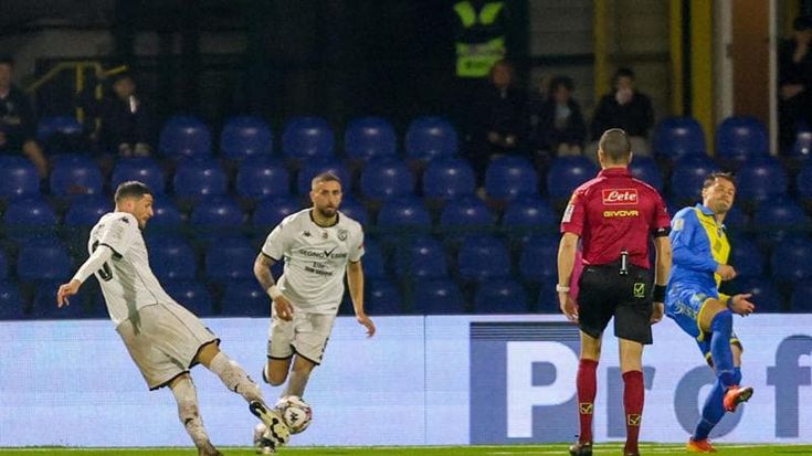 Spezia frana a Carrara: tre gol e tre espulsi. La classifica fa paura