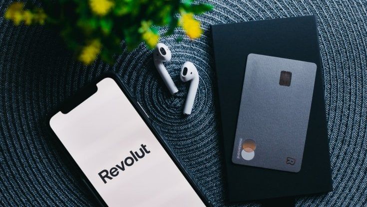 Revolut punta alla super-App: apre la prenotazione di hotel, concorrenza a Booking&Co.