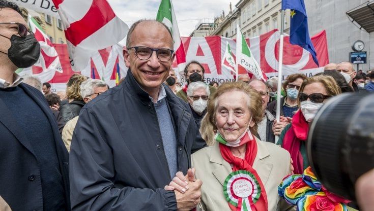 25 Aprile, Ilda Rauzi "la signora delle coccarde tricolore": dal '94 in piazza con la sua passione civile
