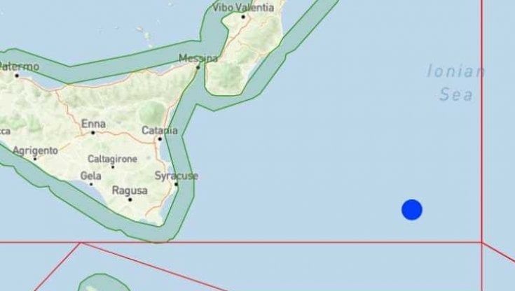 Migranti, grande operazione di soccorso nello Ionio: la Guardia costiera chiede aiuto alla Marina per salvare 1000 persone