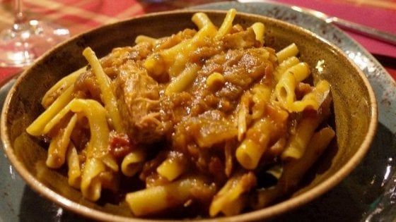 "Volete mangiare? Spegnete il cellulare": la trattoria che ai social preferisce la conversazione