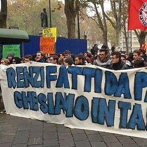 Torino, centro bloccato per il corteo degli studenti contro la Buona scuola