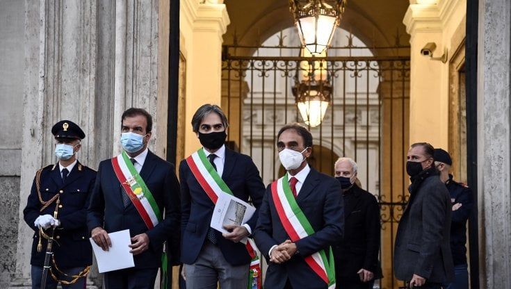 Conte ai sindaci calabresi: "Per il commissiario alla Sanità ci vorrà il tempo necessario"