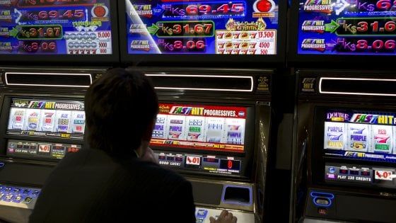 Sedicenne scoperto dalla mamma in sala slot machine, seimila euro di multa ai gestori del locale