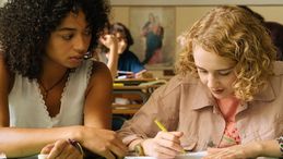 'Maledetta primavera', l'adolescenza alla scoperta dell'amore al suono della lambada