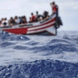 Migranti, sos di Alarm Phone per 45 persone su un barcone in avaria: "Speriamo bene, ma possibilità sono minime"