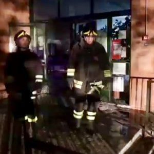 Ivrea, piromani di nuovo in azione all'alba nella scuola di Banchette