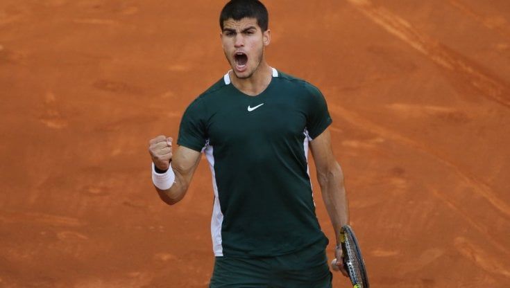 Alcaraz batte anche Djokovic: in finale a Madrid contro Zverev