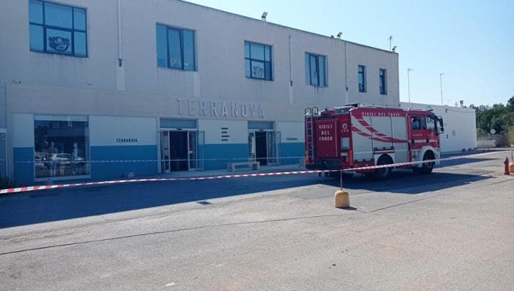 Tricase, crolla il soffitto di un negozio: commesse e clienti in fuga. Il locale riaperto un mese fa