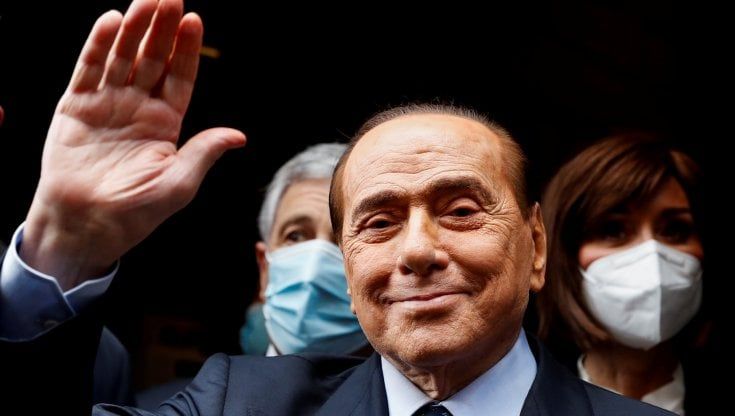 Silvio Berlusconi, Ronzulli: "Dimissioni dal San Raffaele in questi giorni, non è tempo di coccodrilli". Letta: "Sta bene"