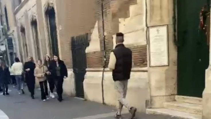 Donna punta con una siringa a Roma: "C'è un video che riprende l'aggressore". È allarme needle spiking