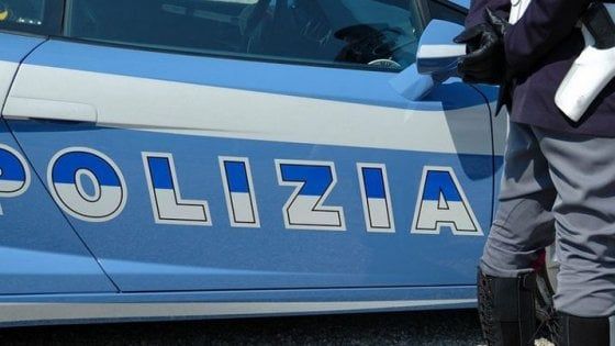 Firenze, picchia moglie davanti al figlio di 10 anni. Il piccolo chiama la polizia: arrestato