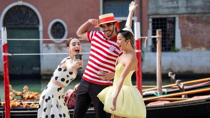 “Emily in Paris”, Lily Collins a Roma e a Venezia. Location, fidanzati e look della quinta stagione