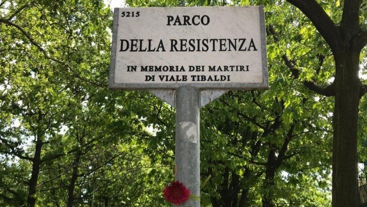 25 Aprile, un fiore per tutti i partigiani di Milano: il ricordo diffuso dalla Loggia dei Mercanti a 470 luoghi simbolo