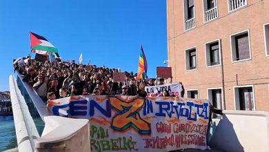 Sciopero a Venezia, i manifestanti bloccano il terminal di Piazzale Roma