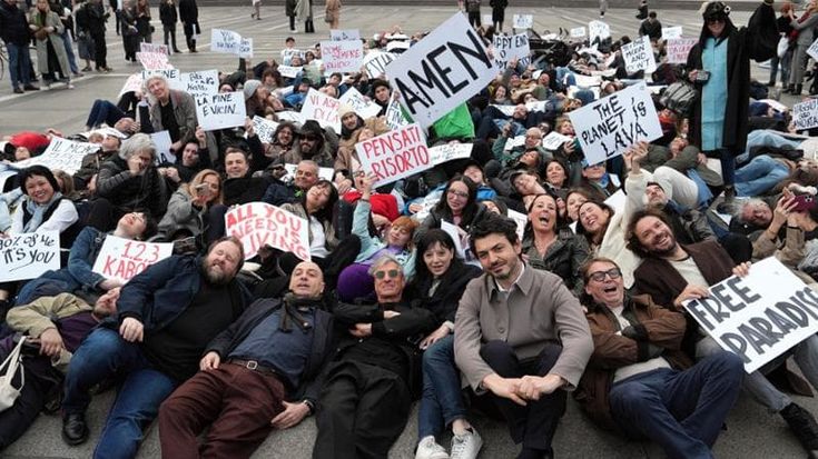 La Fine allegra, flash mob in piazza Duomo con Cattelan. Sacchi: “Apriamo ufficialmente l’Art Week”