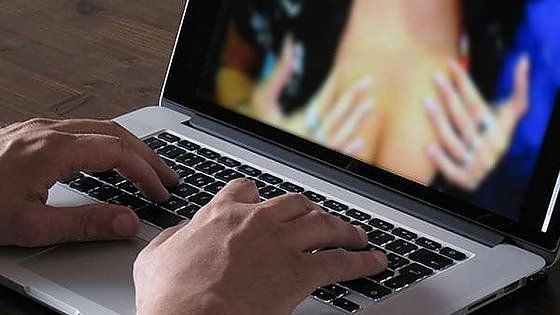 Torino, ricatto dopo l'annuncio a luci rosse: "Paga o dico tutto a tua moglie"