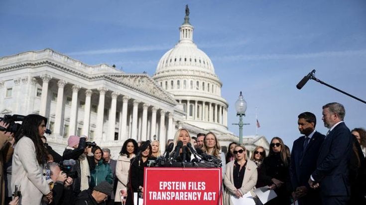 File Epstein, show di Taylor Greene davanti al Campidoglio: “È Trump il traditore”