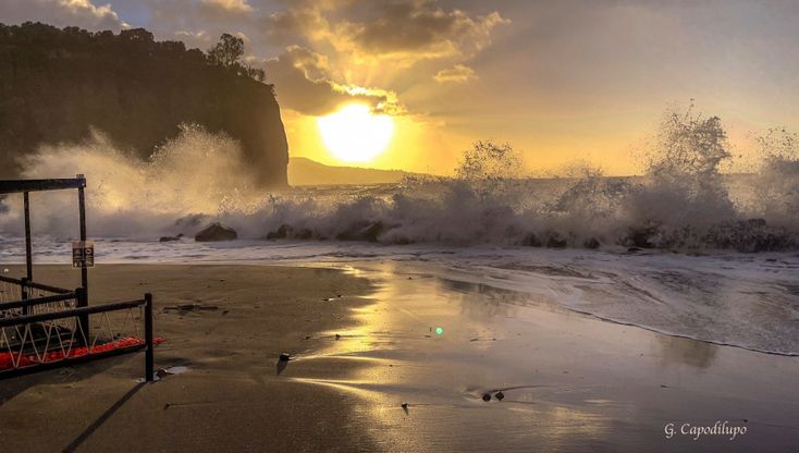 Meta di Sorrento spazzata da Burian, la furia e la bellezza del mare sulla spiaggia
