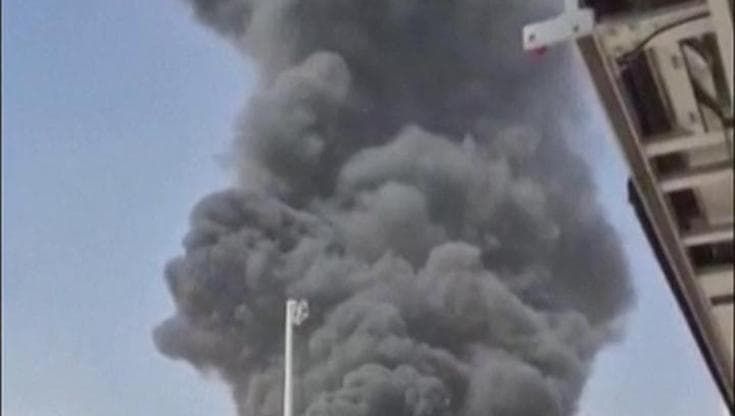 Arabia Saudita, fumo nell'aeroporto Re Khalid di Riyadh: gli Houthi rivendicano attacco dallo Yemen