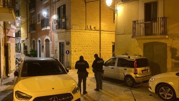 Sparatoria a Bari Vecchia, gambizzato un 21enne. Si cerca il responsabile