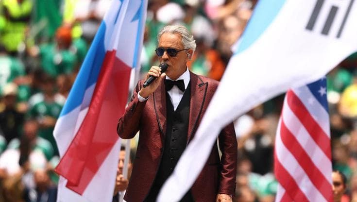 Politica, marketing e la voce di Bocelli per la festa del calcio