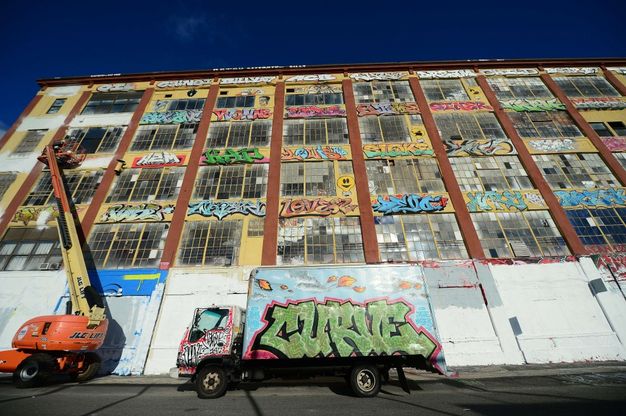 New York, imbiancato il 5Pointz: l'edificio dei graffiti sar&agrave; demolito