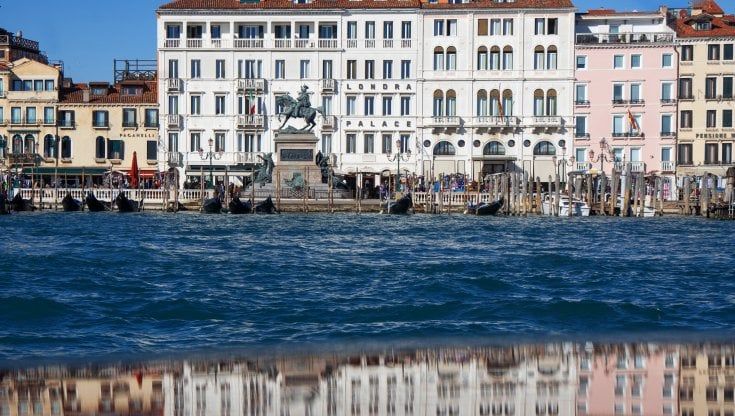 Venezia, rinasce l'hotel delle 100 finestre su San Marco: in 170 anni il Londra Palace ha attraversato la storia