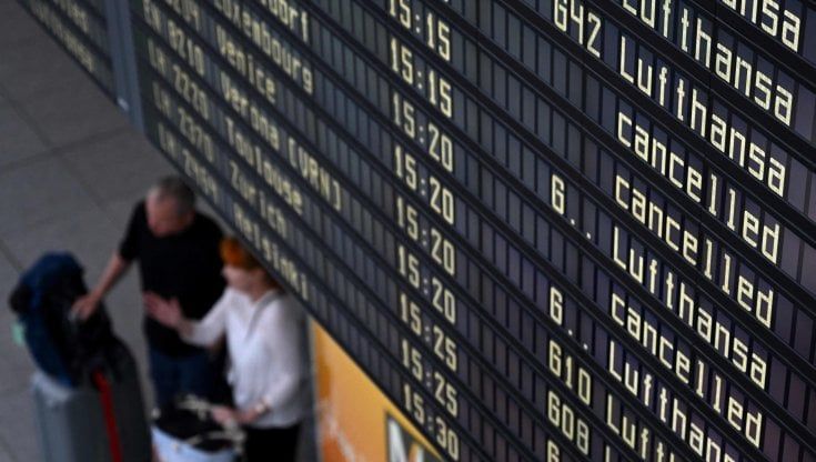 Lufthansa, giorni da incubo: 1300 voli cancellati domani (sciopero). Sospetto attacco hacker in 3 scali