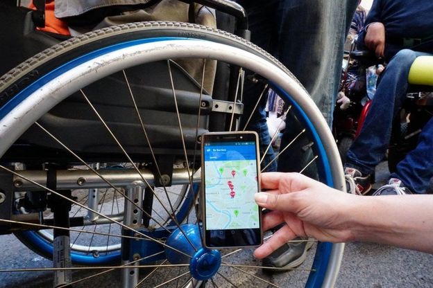 Percorso a ostacoli di un disabile per le vie di Roma,  l'App aiuta a superare le barriere